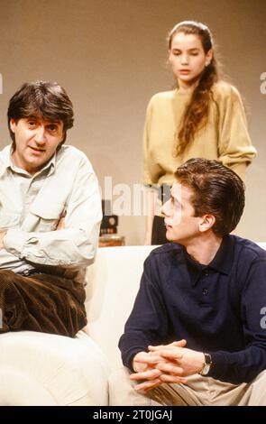 de gauche à droite : Tom Conti (Dave), Julia Ormond (Ann), Peter Capaldi (Patrick) dans TREATS de Christopher Hampton au Hampstead Theatre, Londres NW3 12/1989 décor : Robin Don costumes : Sue Born Thompson éclairage : Adam Grater réalisateur : Geraldine McEwan Banque D'Images