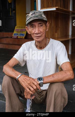 Hoi an, Vietnam. Homme âgé sur le marché. Banque D'Images