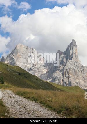 Pic de montagne appelé CIMON Della PALA en Italie en été Banque D'Images