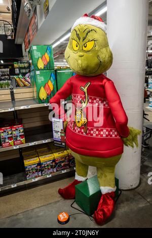 Home Depot à New York City a un grand choix de décorations de Noël et de vacances, 2023, États-Unis Banque D'Images