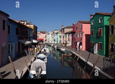 Scènes de Venise, Italie le 6 octobre 2023. Des maisons colorées bordent un canal à Burano. Banque D'Images