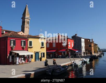 Scènes de Venise, Italie le 6 octobre 2023. Des maisons colorées bordent un canal à Burano. Banque D'Images