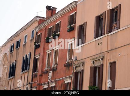 Scènes de Venise, Italie le 7 octobre 2023. Les résidents regardent par une fenêtre. Banque D'Images