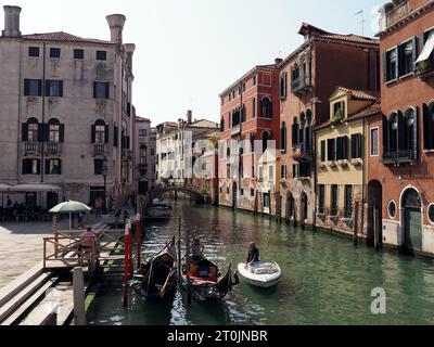 Scènes de Venise, Italie le 7 octobre 2023. Un regard sur l'architecture et le canal à Venise. Banque D'Images