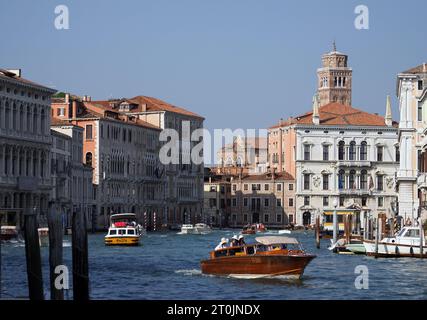 Scènes de Venise, Italie le 7 octobre 2023. Les bateaux-taxis longent le Grand Canal. Banque D'Images