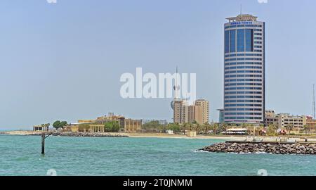 Kuwait City, Koweït - 13 juillet 2018 : bâtiment de gratte-ciel de tour Ahmad à la vue de la rue du golfe Persique depuis la journée d'été de la mer. Banque D'Images