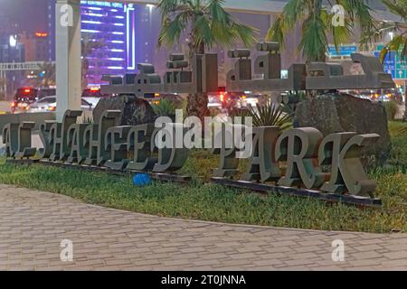 Koweït City, Koweït - 22 juin 2018 : 3d signe Al Shaheed Park la nuit dans le centre-ville. Banque D'Images