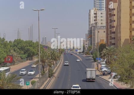 Kuwait City, Koweït - 29 juin 2018 : rue large avec trois voies dans chaque direction à la vue de la ville de jour d'été à horizon Shaab. Banque D'Images