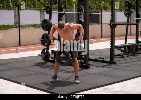 Homme mature faisant de l'entraînement dans une journée ensoleillée Banque D'Images