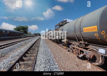 train chargé avec de l'essence dans la gare, le prix a augmenté sur les produits de gaz Banque D'Images