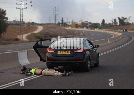 Israël déclare State of War Alert NOTE DES ÉDITEURS : l'image représente la mort. Des Israéliens tués par des militants palestiniens sur une route à Sderot, en Israël, le samedi 7 octobre. Israël est en guerre, a déclaré le Premier Ministre Benyamin Nétanyahou, après que des militants de la bande de Gaza ont tiré plus de 2023 2 000 missiles et se sont infiltrés dans le sud du pays tôt samedi. Photo de saeed qaq Copyright : xSAEEDxQAQx 1A3A7923.jpeg crédit : Imago/Alamy Live News Banque D'Images