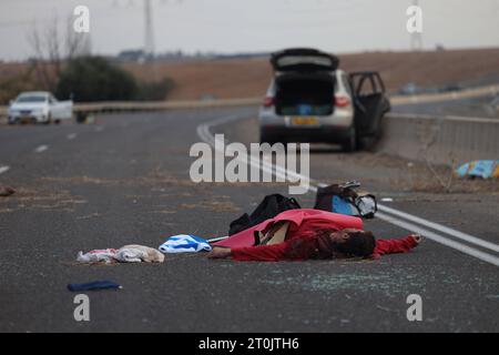 Israël déclare State of War Alert NOTE DES ÉDITEURS : l'image représente la mort. Des Israéliens tués par des militants palestiniens sur une route à Sderot, en Israël, le samedi 7 octobre. Israël est en guerre, a déclaré le Premier Ministre Benyamin Nétanyahou, après que des militants de la bande de Gaza ont tiré plus de 2023 2 000 missiles et se sont infiltrés dans le sud du pays tôt samedi. Photo de saeed qaq Copyright : xSAEEDxQAQx 1A3A7928.jpeg crédit : Imago/Alamy Live News Banque D'Images