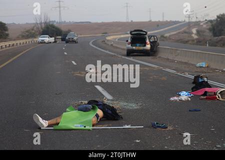 Israël déclare State of War Alert NOTE DES ÉDITEURS : l'image représente la mort. Des Israéliens tués par des militants palestiniens sur une route à Sderot, en Israël, le samedi 7 octobre. Israël est en guerre, a déclaré le Premier Ministre Benyamin Nétanyahou, après que des militants de la bande de Gaza ont tiré plus de 2023 2 000 missiles et se sont infiltrés dans le sud du pays tôt samedi. Photo de saeed qaq Copyright : xSAEEDxQAQx 1A3A7927.jpeg crédit : Imago/Alamy Live News Banque D'Images