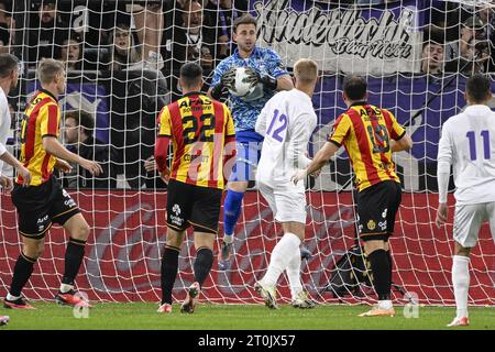 Bruxelles, Belgique. 07 octobre 2023. Gaetan Coucke, gardien de Malines, arrête le ballon lors d'un match de football entre le RSC Anderlecht et KV Mechelen, le jour 10 de la 2023-2024 'Jupiler Pro League' première division du championnat belge, à Bruxelles, le samedi 07 octobre 2023. BELGA PHOTO LAURIE DIEFFEMBACQ crédit : Belga News Agency/Alamy Live News Banque D'Images