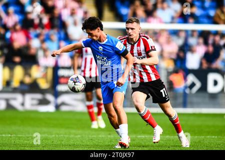 Joel Randall (14 Peterborough United) affronté par Ethan Hamilton (11 Lincoln City) lors du match Sky Bet League 1 entre Peterborough et Lincoln City à London Road, Peterborough le samedi 7 octobre 2023. (Photo : Kevin Hodgson | MI News) crédit : MI News & Sport / Alamy Live News Banque D'Images