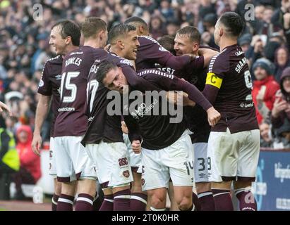 Edimbourg, Royaume-Uni. 07 octobre 2023. Scottish Premiership - Heart of Midlothian FC v Hibernian FC iptcyear2}1007 Heart's Celebrate après le milieu de terrain de Heart, Alan Forrest, place l'équipe locale 1-0 en tête à la 28e minute alors que Hearts affronte les rivaux de la ville Hibs dans le Scottish Premiership au Tynecastle Stadium, Édimbourg, Royaume-Uni crédit : Ian Jacobs/Alamy Live News Banque D'Images