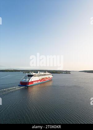 Stockholm, Suède - 1 octobre 2023 : vue aérienne du navire de croisière Viking Grace de la compagnie maritime Viking Line dans l'archipel calme tôt le matin Banque D'Images