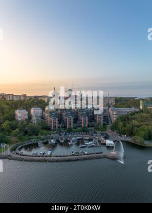 Vue aérienne du quartier résidentiel de Nacka Strand à Nacka en dehors de Stockholm en début de matinée d'automne Banque D'Images