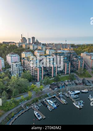 Vue aérienne du quartier résidentiel de Nacka Strand à Nacka en dehors de Stockholm en début de matinée d'automne Banque D'Images