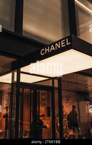 Façade de la célèbre boutique de luxe Chanel située à Manhattan, New York. Chanel est une marque de haute couture spécialisée dans les vêtements, les produits de luxe et les Fash Banque D'Images