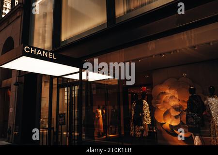 Façade de la célèbre boutique de luxe Chanel située à Manhattan, New York. Chanel est une marque de haute couture spécialisée dans les vêtements, les produits de luxe et les Fash Banque D'Images