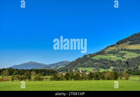 Stuhlfelden, Pinzgau, Salzbourg, Ort, Dorf, Berg, Tal, Kirche, Kirchturm, Jahreszeit, Sommer, Herbst, Haus, Häuser, Siedlung, Gebäude, Wiese, Wald, Ber Banque D'Images