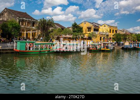 Hoi an, Vietnam. Bateaux touristiques le long de la rivière Thu bon. Banque D'Images