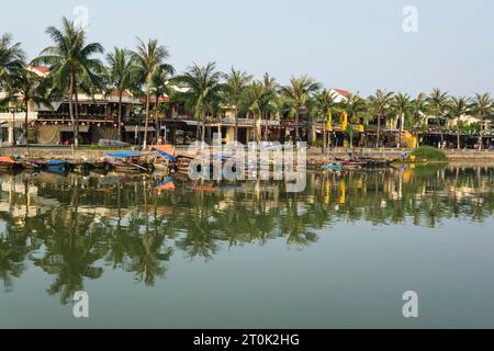 Hoi an, Vietnam. Tôt le matin. Restaurants et bateaux sur Thu bon River pas encore ouvert pour les affaires. Banque D'Images