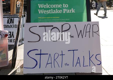 Seattle, États-Unis. 7 octobre 2023. Journée nationale d'action alors que les manifestants du parc Westlake appellent à un cessez-le-feu et à la paix en Ukraine maintenant. Les manifestants demandent à la Maison Blanche et au Congrès d’intervenir et d’entamer des pourparlers pour annoncer un conflit plus vaste, y compris le risque d’un conflit plus vaste qui pourrait conduire à une guerre nucléaire. Crédit : James Anderson/Alamy Live News Banque D'Images