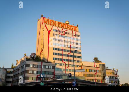 Vienna Energy immeuble de bureaux de l'usine d'incinération des déchets de Spittelau, conçu par l'éco-architecte Friedensreich Hundertwasser, Vienne, Autriche Banque D'Images