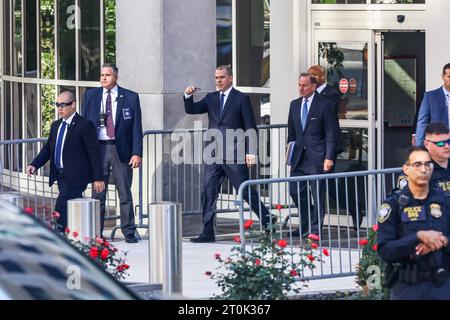 Wilmington (États-Unis d ' Amérique). 03 octobre 2023. Hunter Biden, au centre, avance devant son avocat, Abbe Lowell, à droite, alors qu'il quitte la cour fédérale au J. Caleb Boggs Federal Building à Wilmington, Delaware le mardi 03 octobre 2023. Devant le tribunal, Biden a plaidé non coupable à trois accusations fédérales d'armes à feu. Crédit : Saquan Stimpson/CNP/Sipa USA pour NY Post (RESTRICTION : NO Daily Mail. PAS DE journaux ou journaux de New York ou du New Jersey dans un rayon de 75 miles autour de New York City.) Crédit : SIPA USA/Alamy Live News Banque D'Images