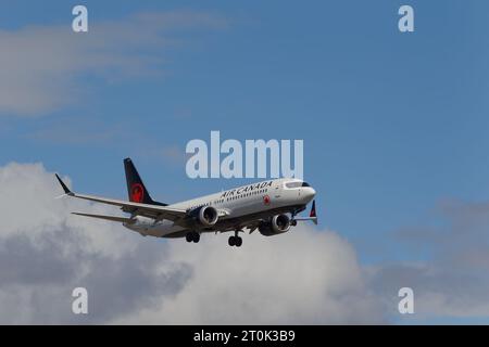 Air Canada flight arriving  at  the Montréal-Pierre Elliott Trudeau International Airport. Montreal,Quebec,Canada Banque D'Images