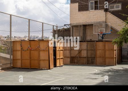 Sukkahs en bois dans une cour d'un immeuble résidentiel dans la ville de Hébron ville sur vacances Soukkot Banque D'Images