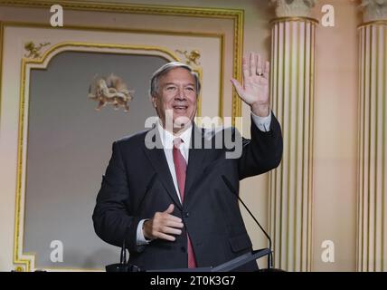 Mike Pompeo soutient les participants à la conférence. « Peu importe ce que fait le régime, il est voué à l’échec, ajoutant que le changement en Iran ne peut être réalisé que par ceux qui ont travaillé à sa réalisation, qui en ont payé le prix et qui ont la structure organisationnelle nécessaire pour atteindre cet objectif », a déclaré M. Pompeo. L’ancien secrétaire d’État américain Mike Pompeo et Maryam Rajavi, présidente élue du Conseil national de la résistance (CNRI), s’adressent à la conférence « Iran : soulèvement, résistance contre le régime des exécutions » au siège du CNRI dans le nord de Paris. Banque D'Images