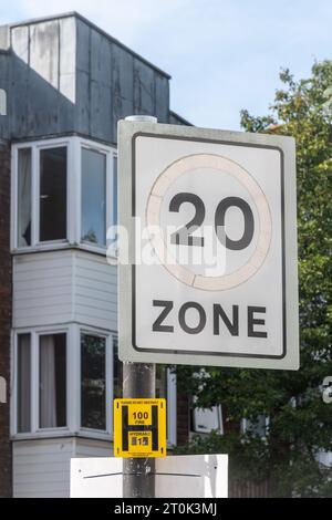 Panneau routier à 20 zones, vingt mph, zone de 20 miles par heure dans le centre-ville, Angleterre, Royaume-Uni. Concept : la guerre aux automobilistes Banque D'Images
