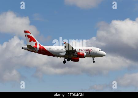 L'Airbus A319 d'Air Canada Rouge descend pour atterrir à l'aéroport international Pierre Elliott Trudeau de Montréal. Montréal, Québec, Canada Banque D'Images