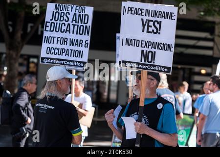 Seattle, États-Unis. 7 octobre 2023. Journée nationale d'action alors que les manifestants du parc Westlake appellent à un cessez-le-feu et à la paix en Ukraine maintenant. Les manifestants demandent à la Maison Blanche et au Congrès d’intervenir et d’entamer des pourparlers pour annoncer un conflit plus vaste, y compris le risque d’un conflit plus vaste qui pourrait conduire à une guerre nucléaire. Crédit : James Anderson/Alamy Live News Banque D'Images