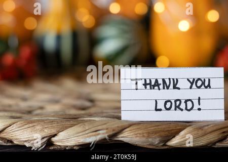 Merci, Seigneur, texte chrétien avec des fruits d'automne et fond de bokeh flou. Thanksgiving, louange, gratitude, bénédiction de Dieu Jésus-Christ. Banque D'Images