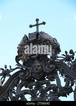 Couronne en fer forgé, croix et visage sur une porte d'entrée du jardin de la cour de la résidence Würzburg Banque D'Images