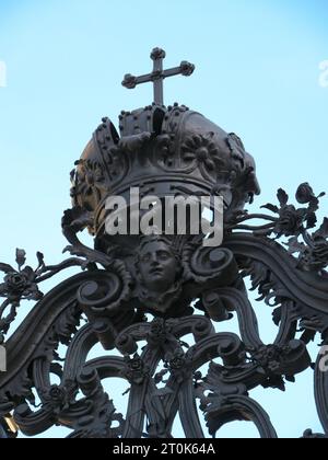 Couronne en fer forgé, croix et visage sur une porte d'entrée du jardin de la cour de la résidence Würzburg Banque D'Images