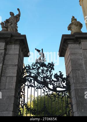 Aigle en fer forgé sur une passerelle vers le jardin de la cour de la Résidence Würzburg Banque D'Images