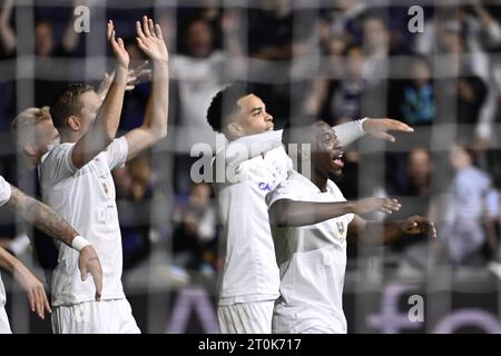 Bruxelles, Belgique. 07 octobre 2023. Les joueurs d'Anderlecht célèbrent après avoir remporté 3-1 un match de football entre le RSC Anderlecht et KV Mechelen, le jour 10 de la 2023-2024 'Jupiler Pro League' première division du championnat belge, à Bruxelles, le samedi 07 octobre 2023. BELGA PHOTO LAURIE DIEFFEMBACQ crédit : Belga News Agency/Alamy Live News Banque D'Images