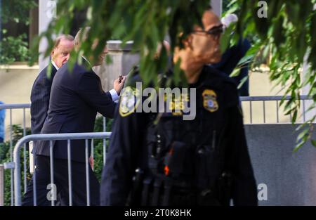 Trois accusations fédérales d'armes à feu. 03 octobre 2023. Hunter Biden, centre, (partiellement obscurci par des arbres), marche devant son avocat, Abbe Lowell, à gauche, alors qu'il arrive à la cour fédérale au J. Caleb Boggs Federal Building à Wilmington, Delaware le mardi 03 octobre 2023. Devant le tribunal, Biden a plaidé non coupable à trois accusations fédérales d'armes à feu. Crédit : Saquan Stimpson/CNP pour NY Post (RESTRICTION : PAS DE courrier quotidien. PAS DE journaux ou journaux de New York ou du New Jersey dans un rayon de 75 miles autour de New York City.) Crédit : dpa/Alamy Live News Banque D'Images