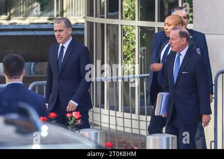 Trois accusations fédérales d'armes à feu. 03 octobre 2023. Hunter Biden, au centre, et son avocat, Abbe Lowell, en bas à droite, départ de la Cour fédérale à l'édifice fédéral J. Caleb Boggs à Wilmington, Delaware, le mardi 03 octobre 2023. Devant le tribunal, Biden a plaidé non coupable à trois accusations fédérales d'armes à feu. Crédit : Saquan Stimpson/CNP pour NY Post (RESTRICTION : PAS DE courrier quotidien. PAS DE journaux ou journaux de New York ou du New Jersey dans un rayon de 75 miles autour de New York City.) Crédit : dpa/Alamy Live News Banque D'Images