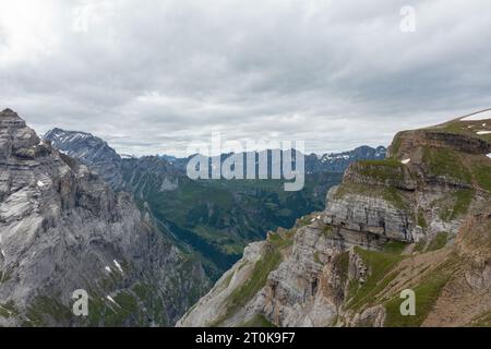 Incroyable photo d'un beau paysage dans les alpes de la Suisse. Magnifique vol avec un drone au-dessus d'un paysage étonnant dans le canton de Glaris. Banque D'Images