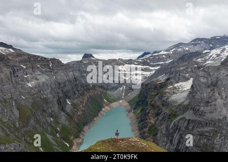 Incroyable photo d'un beau paysage dans les alpes de la Suisse. Magnifique vol avec un drone au-dessus d'un paysage étonnant dans le canton de Glaris. Banque D'Images