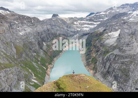 Incroyable photo d'un beau paysage dans les alpes de la Suisse. Magnifique vol avec un drone au-dessus d'un paysage étonnant dans le canton de Glaris. Banque D'Images