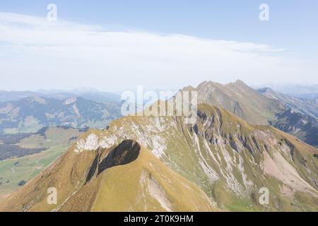 Trail running sur le Hardergrat. Randonnée sur la crête la plus dure. Vue imprenable sur le lac de Brienz. Brienzer Rothorn. Photo de haute qualité. Banque D'Images