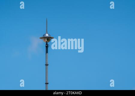 Paratonnerre sur le toit d'un bâtiment contre un ciel bleu. Coup de foudre Banque D'Images