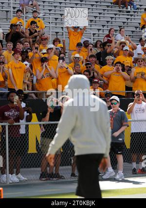 Tempe, Arizona, États-Unis. 7 octobre 2023. La section étudiante des Sun Devils de l'Arizona State accueille Deion Sanders, entraîneur-chef des Buffaloes du Colorado, avant le match de football de la NCAA entre l'Université du Colorado et l'Université de l'Arizona au Mountain America Stadium de Tempe, Arizona. Michael Cazares/CSM/Alamy Live News Banque D'Images